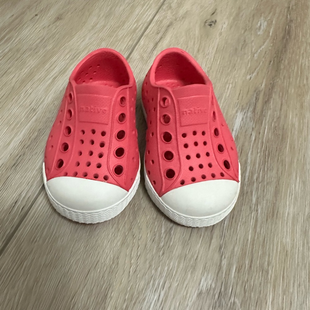 Native jefferson baby pink shoes